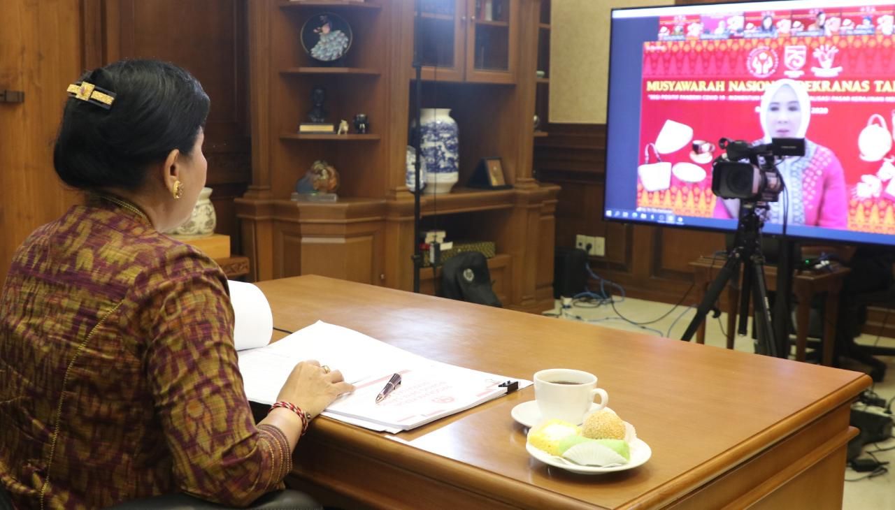 podiumnews.com-Dibuka Ny. Wury Mar’uf, Ny. Putri Koster Ikuti Munas Dekranas Secara Daring 